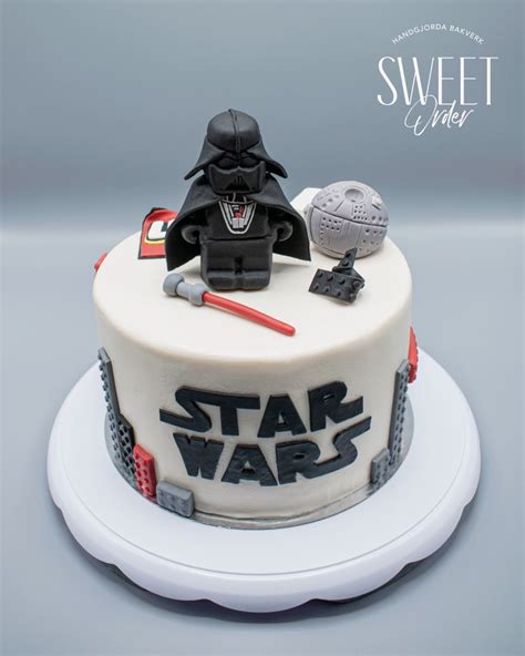 Torta s motívom Star Wars, zdobená figúrkami LEGO