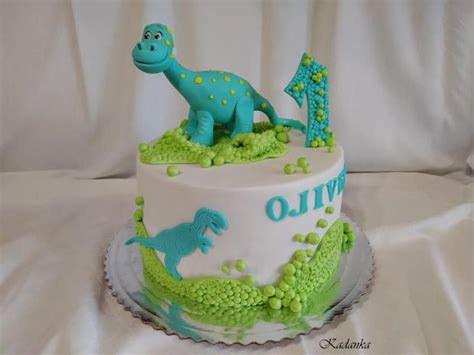 Torta s motívom dinosaurov s plastovou figúrkou
