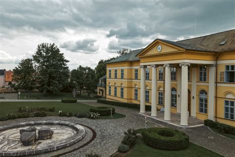 Exteriér kaštieľa s upraveným parkom a jazierkom