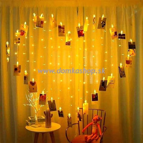 ukážka DIY foto šnúrky s drevenými štipcami a svetelnými reťazami