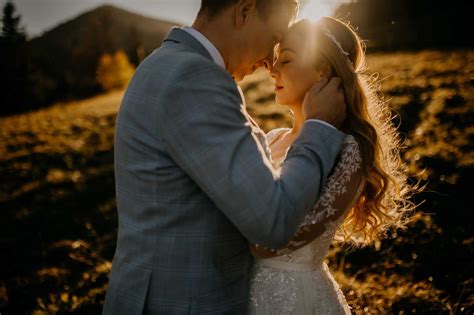 Tematická svadobná fotografia šťastného páru