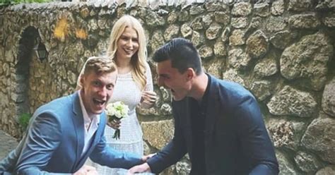 Sestry objímajúce sa na svadbe, vyjadrujúce radosť a lásku