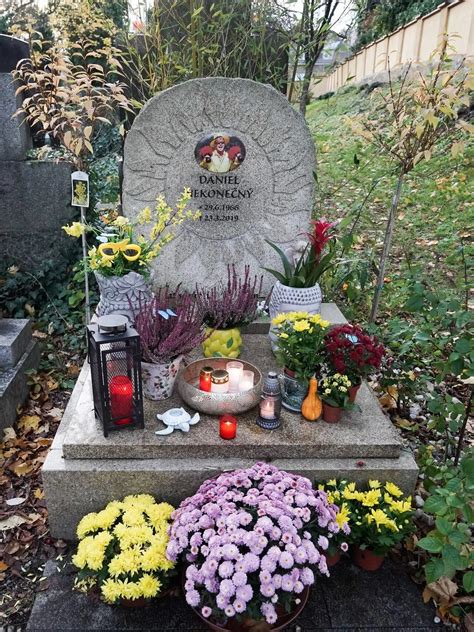 Tematické foto: Cintorín plný sviečok a kvetov na Slovensku