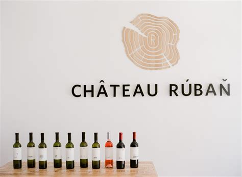 Detail fľaše vína Château Rúbaň s etiketou a medailami z ocenení