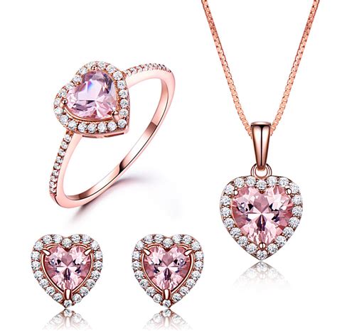 Produktové foto: Sada strieborných šperkov (náhrdelník, náušnice, prsteň) s motívom srdca