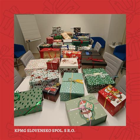 Tematické foto: Deti s darčekmi z projektu Vianoce z krabičky