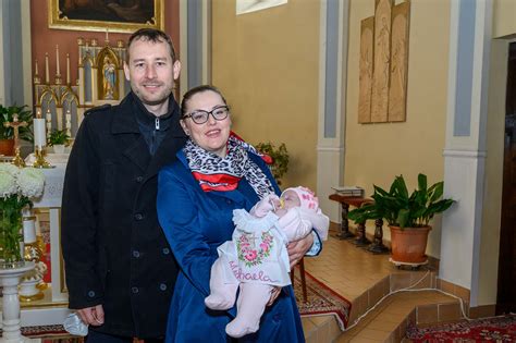 Rodina v kostole počas krstu