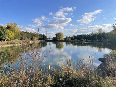 Panoramatický pohľad na Ranč na Striebornom jazere počas podujatia, s pódiom a davom ľudí