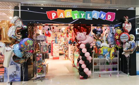 Interiér predajne Partyland s rôznymi párty dekoráciami a balónmi