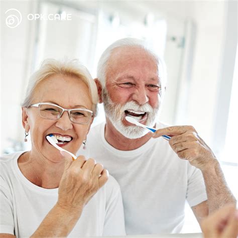ilustračné foto páru v seniorskom veku, držiaceho sa za ruky