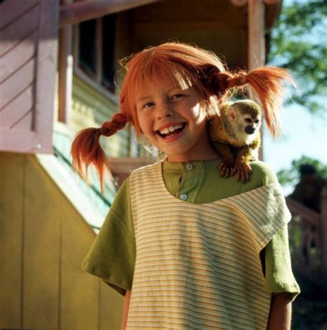 Dieťa s vrkočmi vystuženými slamkami a pehami ako Pippi Dlhá pančucha