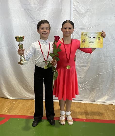 Dieťa v kostýme víťazky olympiády s medailou a kyticou