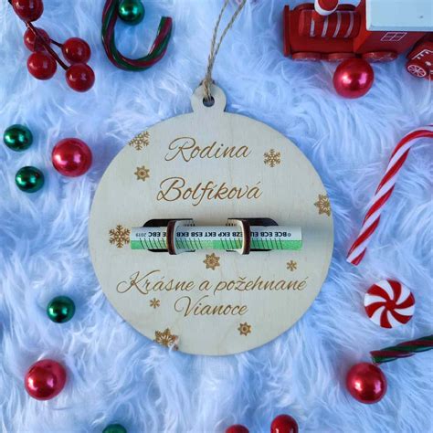 dieťa v odraze vianočnej gule