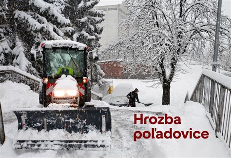 rodina vytvára anjelov v snehu