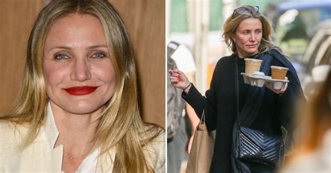 Tematické foto šťastného staršieho manželského páru objímajúceho sa, s jemným osvetlením