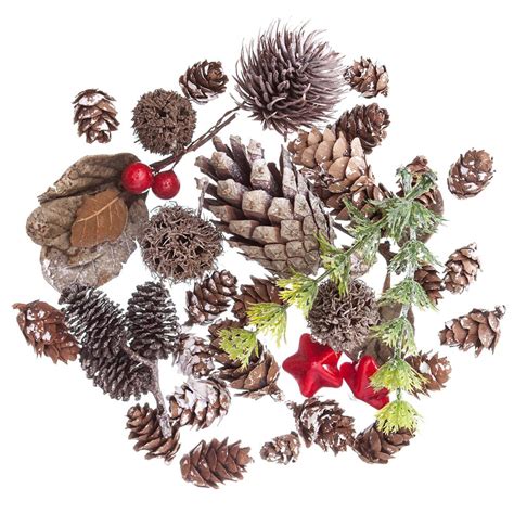 Súbor vianočných dekorácií v interiéri, vrátane sviečok a prírodných prvkov