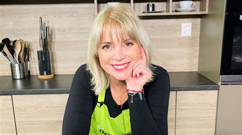 Zuzana Vačková ako Alica Rosenthal a Evita Urbaníková v bojovej scéne počas krstu v seriáli Panelák