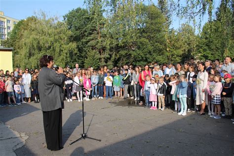 Slávnostné zhromaždenie žiakov a učiteľov pred školskou budovou pri príležitosti otvorenia nového školského roka