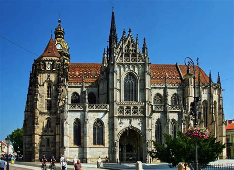 Detail exteriéru Dómu svätej Alžbety s bohatou gotickou ornamentikou a vežami