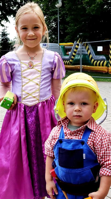 kompilácia obrázkov detí v kostýmoch princezien, rytierov a rozprávkových bytostí