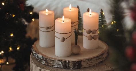 Záber na minimalistický adventný veniec vyrobený z dreva a prírodnín bez použitia ihličnatých vetvičiek