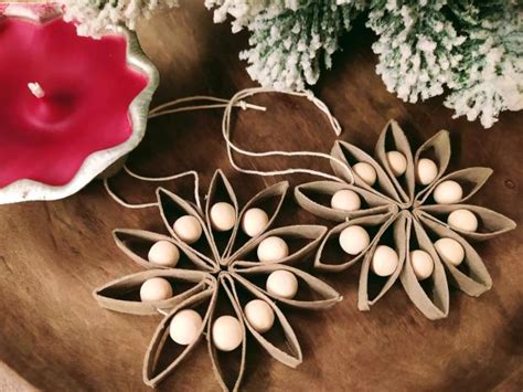 Ukážka rôznych vianočných ozdôb vyrobených z roliek toaletného papiera