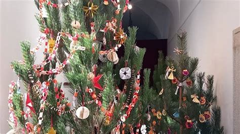 Ukážka vianočného stromčeka ozdobeného vlastnoručne vyrobenými ozdobami