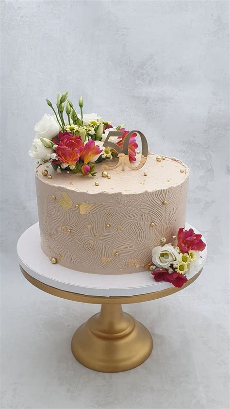 Tematické foto: Romantická narodeninová torta so sviečkami a kvetmi