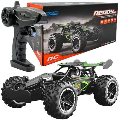 Chlapec ovládajúci RC auto v teréne