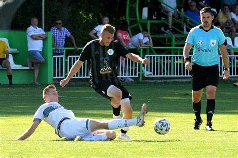 Chlapec hrajúci floorball na ihrisku