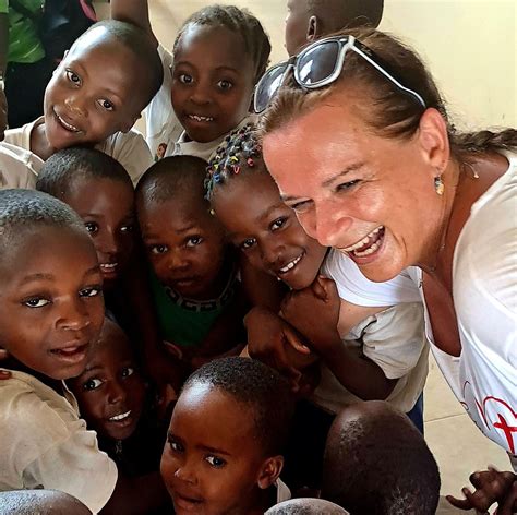 ilustrácia súrodeneckého puta, dvoch bratov ako detí alebo dospelých