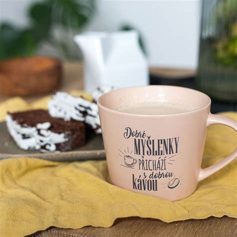 Študent relaxujúci s dobrou knihou a kávou