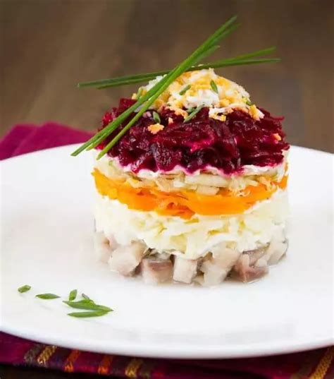 Výber tradičných ruských šalátov (Olivier, Vinaigrette, Sleď v kabátiku)