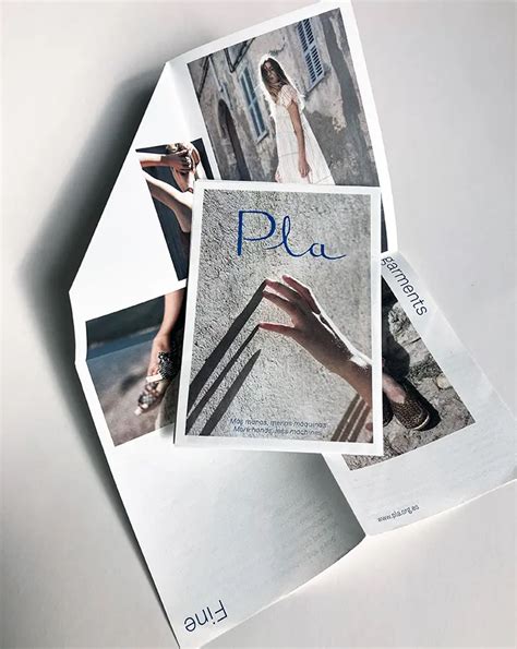 Ilustrácia rôznych typov fotografického papiera (matný, lesklý, pololesklý) a ich textúr.