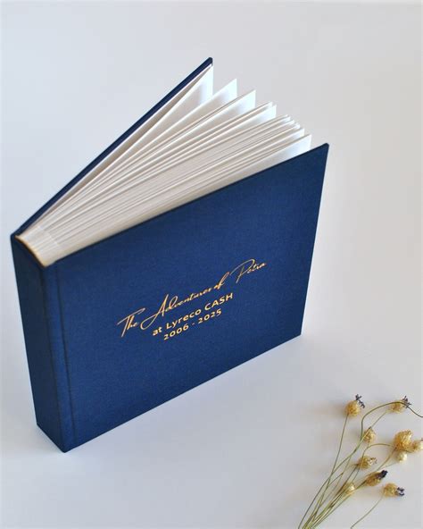 Príklady rozloženia fotografií v svadobnom albume s rôznymi veľkosťami a bielym priestorom.