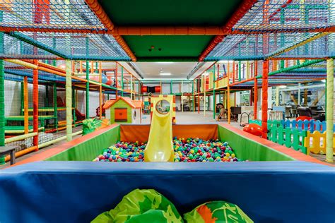 Letecký záber na areál Villa Betula Resort s detskými ihriskami a zázemím