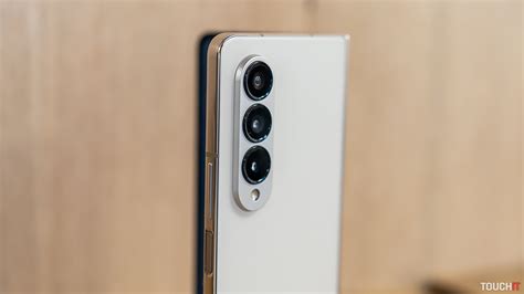 Detailná fotografia profesionálneho fotoaparátu s duálnym slotom na karty