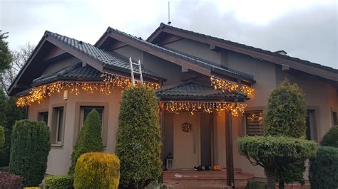 Vianočná výzdoba domu s osvetlením