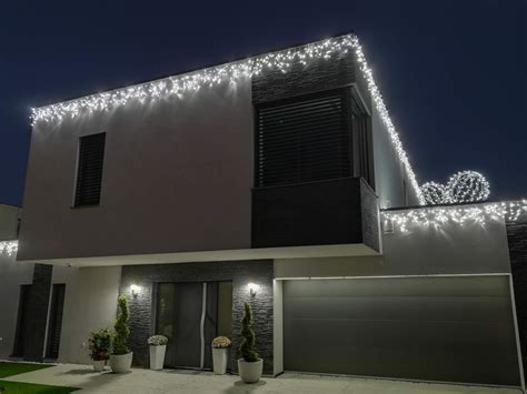 Rôzne typy vianočného osvetlenia na dome