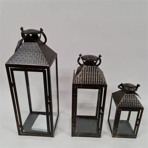 Svietiace lampáše pred domom