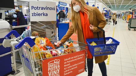 Interiér supermarketu Tesco pred Vianocami