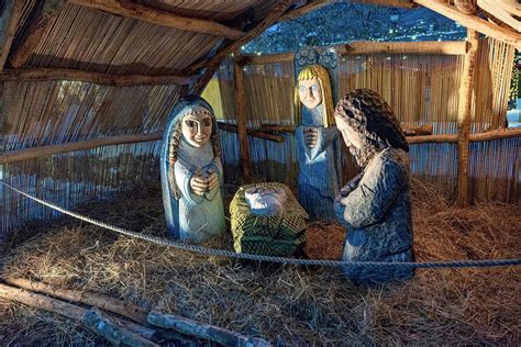 Betlehem umiestnený pod vianočným stromčekom s jemným osvetlením