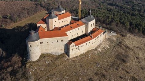Umelecká rekonštrukcia a historická schéma hradu Sklabiňa vrátane renesančného kaštieľa Révayovcov