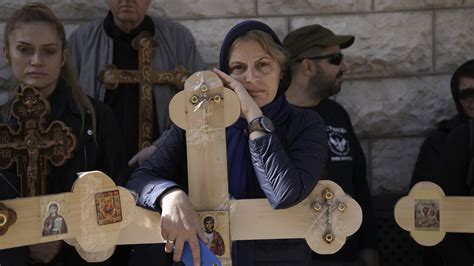 Pravoslávni veriaci s procesiou okolo chrámu počas Paschy