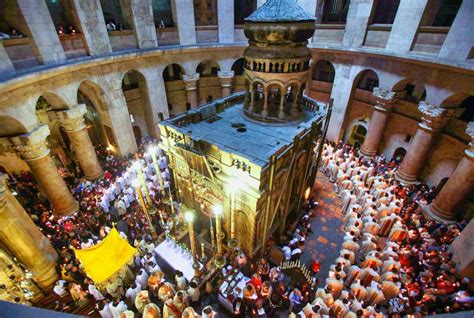 Jeruzalemský patriarcha s blahodatným ohňom v Chráme Božieho hrobu