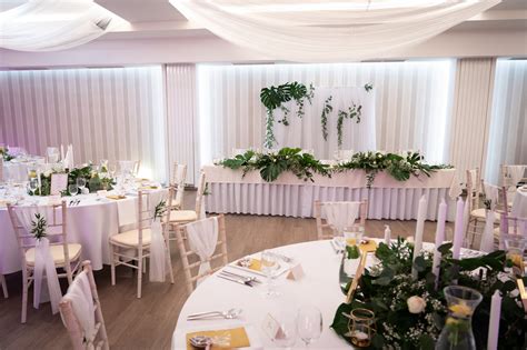 Interiér elegantne vyzdobenej svadobnej sály s tanečným parketom v Hoteli Centrum