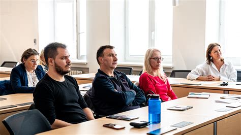 Skupina ľudí zabávajúcich sa na oslave s interaktívnymi prvkami