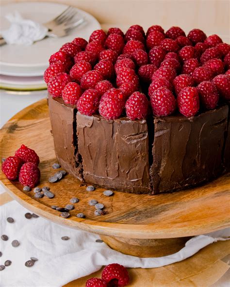Čokoládová torta s malinami a orechmi v reze
