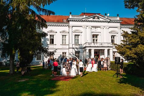 Fotografia Château Gbeľany z exteriéru s anglickým parkom v pozadí, prípadne s vizualizáciou svadobného obradu vonku