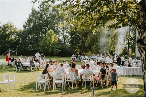 Romantická fotografia novomanželov v záhrade kaštieľa Gbeľany počas 